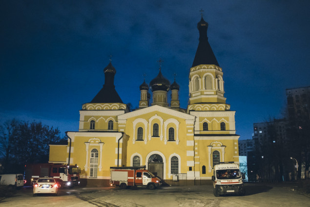 В Соломенском районе Киева на территории Свято-Покровской церкви сгорело здание (фото)