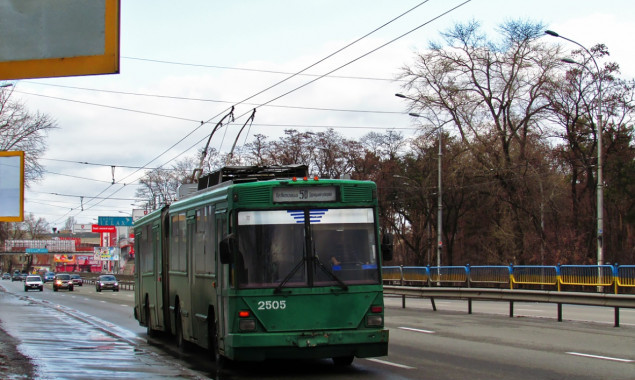 Два столичных троллейбуса и автобус изменят движение в ночь на 24 февраля