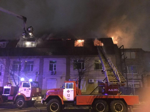 Ночью в Киеве произошел масштабный пожар в офисном помещении на улице Казимира Малевича (фото)
