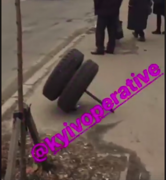 На улице Стеценко в Киеве у маршрутки оторвалось спаренное колесо с частью оси (видео)