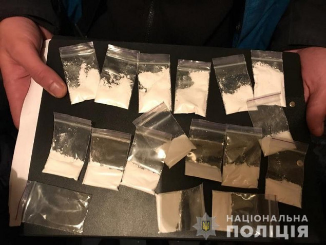 В Шевченковском районе Киева задержан мужчина по подозрению в сбыте наркотиков и хранении оружия (фото, видео)