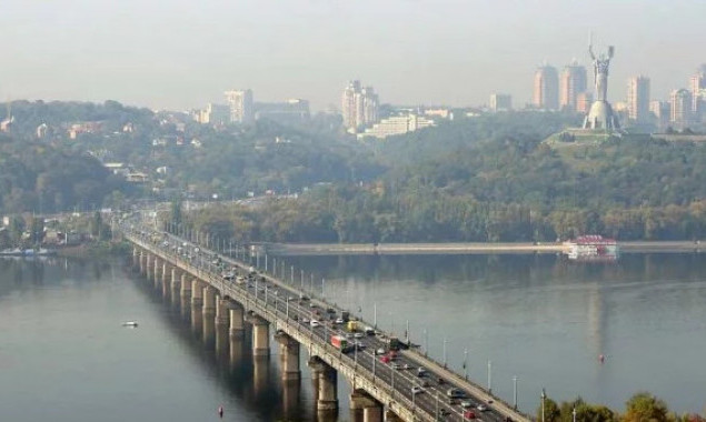 На мосту Патона в Киеве три дня будут ограничивать движение транспорта