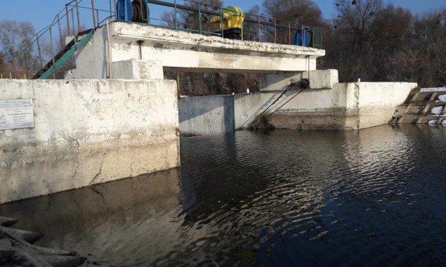 Жители Ирпеня самостоятельно отремонтировали шлюз на реке (фото, видео)