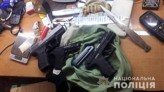 В Шевченковском районе Киева задержан мужчина за хранение наркотиков и оружия (фото, видео)