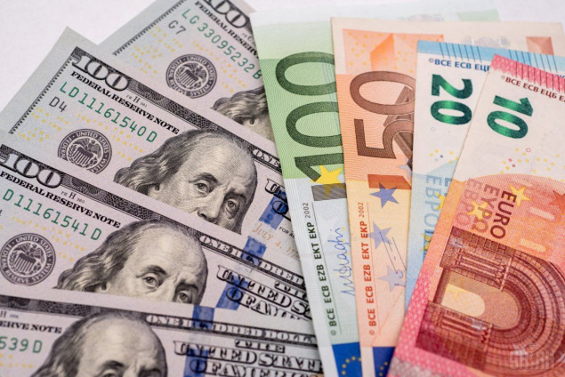 Сегодня вступил в силу закон, отменяющий более 20 ограничений на валютном рынке