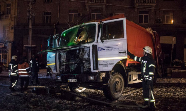 Ночью в центре Киева горел автомобиль “Киевавтодора” (фото, видео)