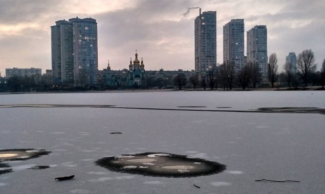 На озере Тельбин в Киеве две девочки провалились под лед, делая селфи (видео)