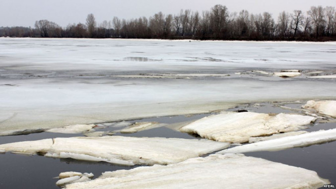 В Киеве на реке Десенка спасли рыбака и двух полицейских, провалившихся под лед