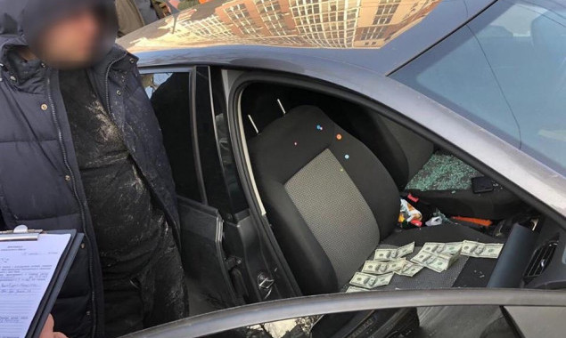 Полицейский следователь задержан в Ирпене при получении 2 тысяч долларов взятки (фото)