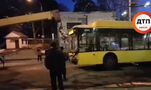 В Киеве автокраном доставали провалившийся в дорожную яму троллейбус (фото)