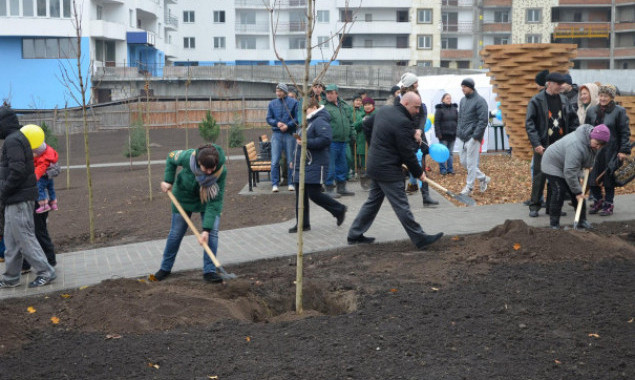 “Киевзеленстрой” хотят призвать к ответу за ремонт зеленой зоны на Ванды Василевской и в сквере на Здолбуновской