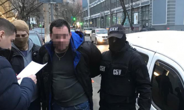 При получении взятки в Киеве задержали двух госаудиторов