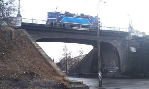 На столичной Куреневке начал разваливаться мост через улицу Вышгородскую