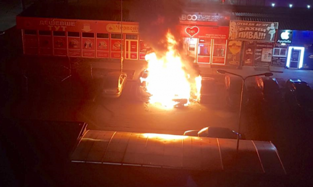На Осокорках в Киеве после взрыва сгорели машины (фото, видео)