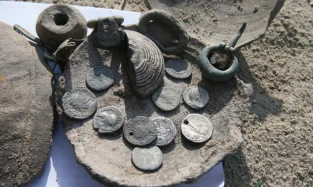 На столичном Подоле активисты во время акции по высадке деревьев нашли клад с древними римскими монетами (фото)