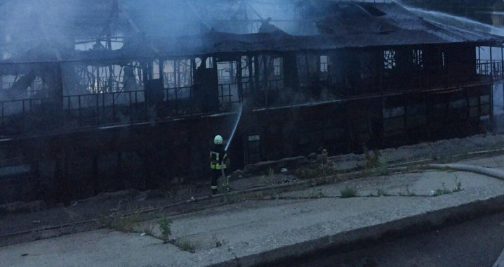 В Киеве на берегу Днепра сгорела двухэтажная баржа