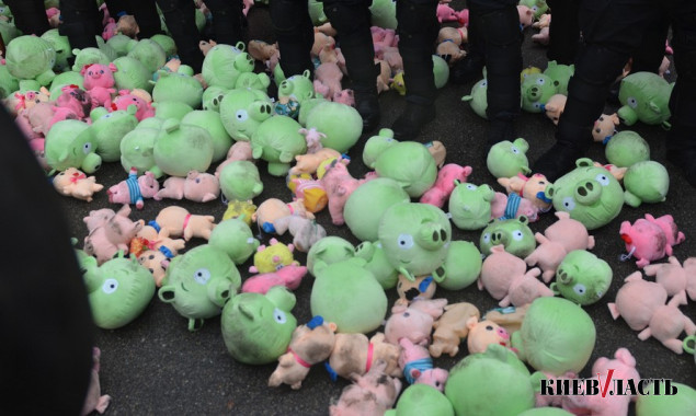 Летающие свиньи на Банковой: протест против коррупции в “Укроборонпроме” глазами КиевVласти (фото, видео)