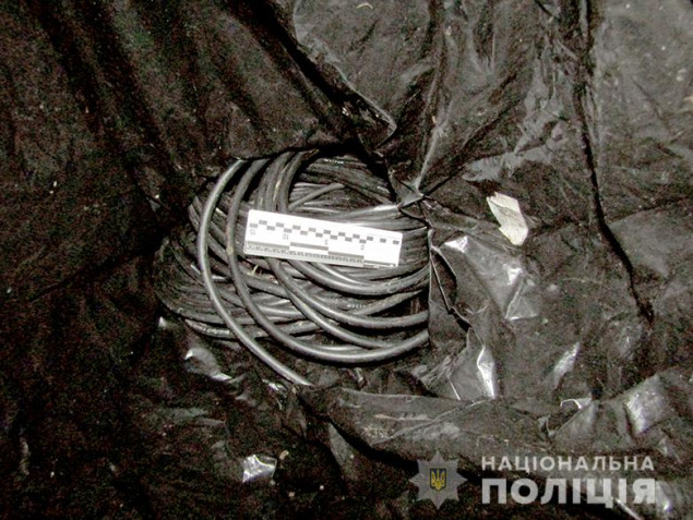 На Святошино правоохранители задержали двух мужчин за кражу 40 метров кабеля связи из подвального помещения