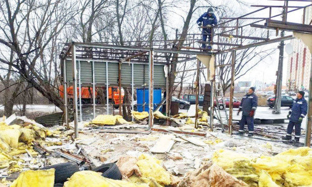 В Киеве коммунальщики снесли кафе и шиномонтаж (фото)