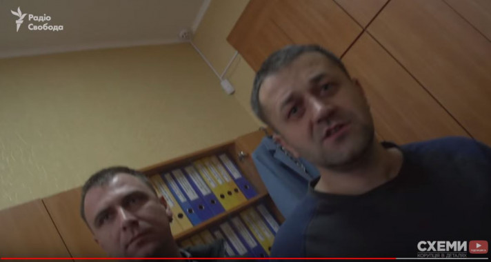 По факту избиения журналиста “Схем” в сельсовете на Киевщине открыли уголовное производство (видео)