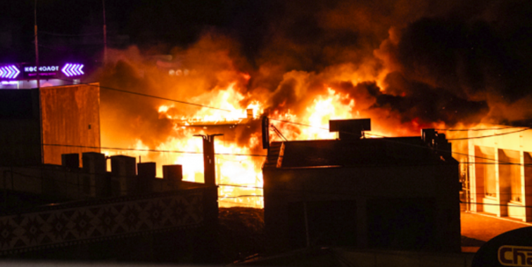 В масштабном пожаре на Демеевском рынке в Киеве полностью сгорели магазин и кофейня (фото, видео)