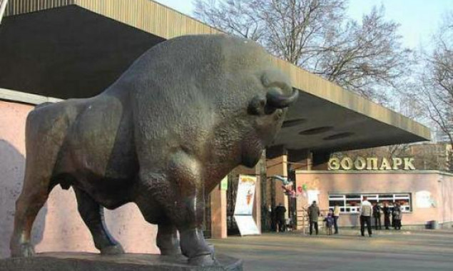В Киевском зоопарке утверждают, что статуи бизона и львов пытались распилить на цветмет еще в октябре 2018 года
