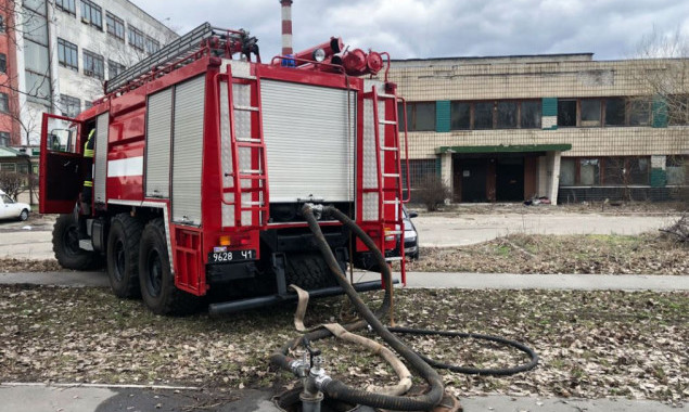 В Киеве горел цех оборонного завода “Буревестник” (фото)