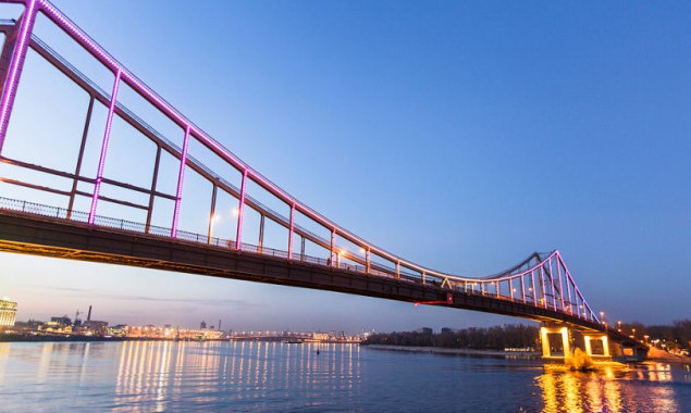 “Киевгорсвет” 26 марта ко Дню больных эпилепсией подсветит Парковый мост фиолетовым цветом