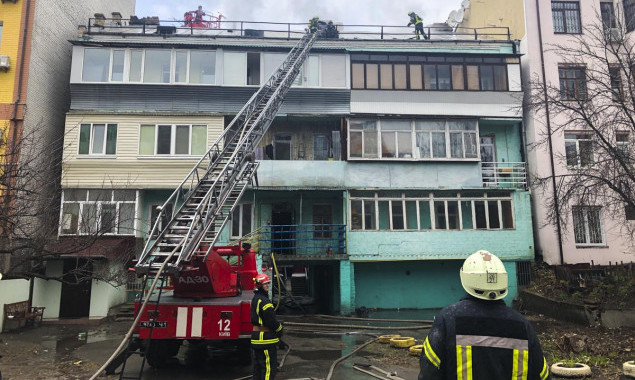 Пожар в жилом доме на столичном Подоле ликвидировало полсотни спасателей (фото, видео)