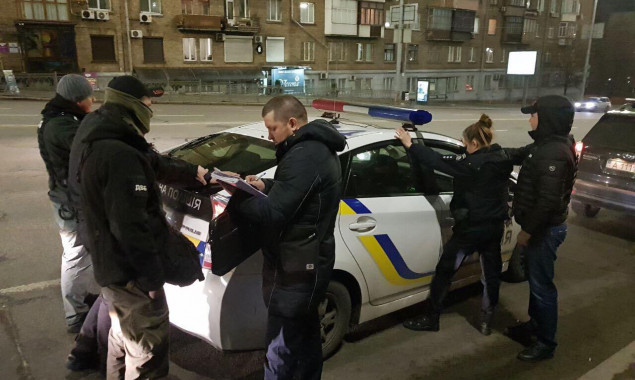 Двух патрульных задержали в Киеве на получении взятки