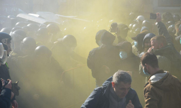 На акции националистов у администрации президента произошли столкновения митингующих с полицией (фото, видео)