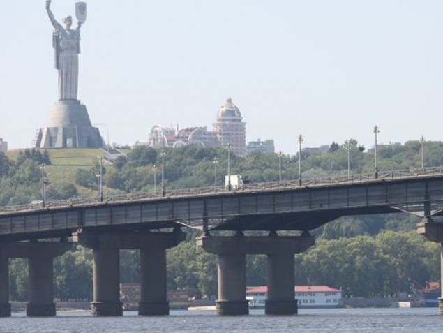 Движение транспорта по мосту Патона в Киеве частично ограничат 2 марта