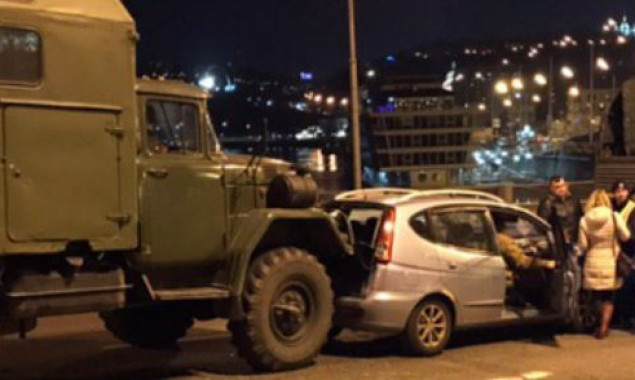 На Гаванском мосту в Киеве военный грузовик врезался в Chevrolet (фото, видео)