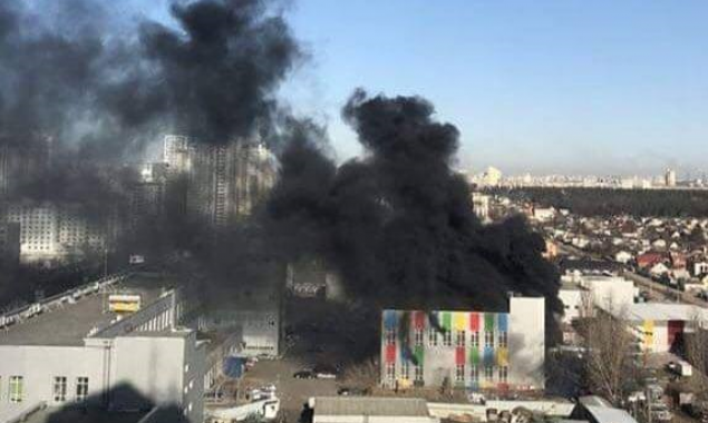В Дарницком районе Киева начался масштабный пожар (фото)