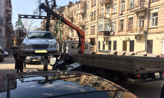 За неделю в Киеве эвакуировали на спецплощадку 28 транспортных средств (фото)