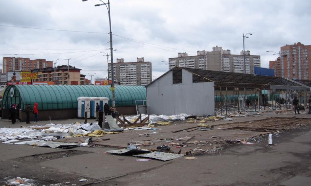 На месте демонтированных МАФов возле станции метро “Академгородок” начали возводить новые павильоны