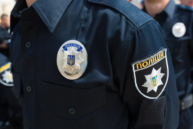 На Майдане Независимости молодой человек избил девушку-полицейскую и угнал служебный автомобиль (видео)
