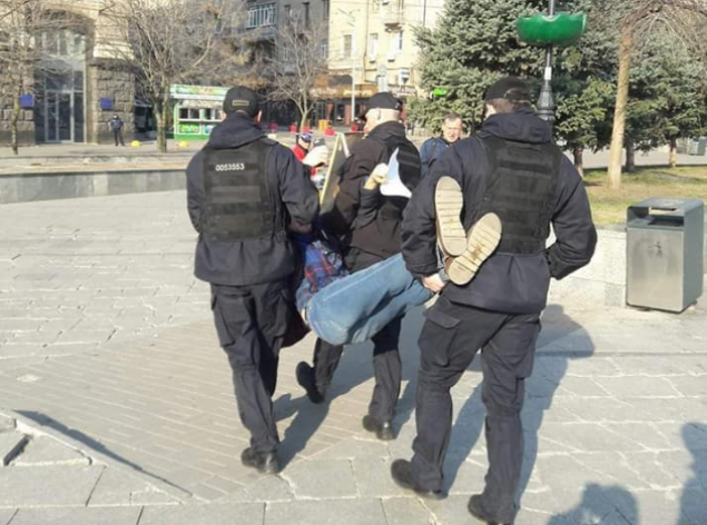 Полицейские задержали в центре Киева раздававшего листовки с информацией о Зеленском мужчину (видео)