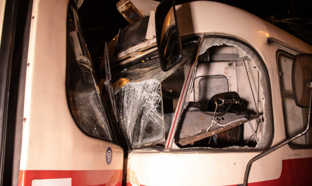 После столкновения трамваев в Киеве госпитализировали трех пассажиров (фото, видео)