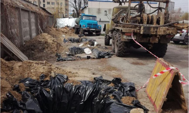 На незаконной автостоянке не пускали “Киевводоканал” к месту аварии на трубопроводе (фото)