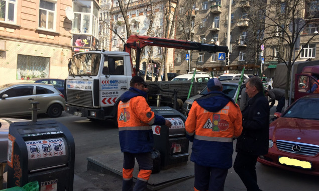 Для установки делиниаторов на улице Липинского в Киеве пришлось переместить два автомобиля (фото)