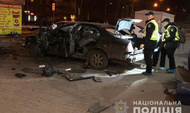 В Киеве от взрыва в автомобиле мужчина получил тяжелые ранения (фото)