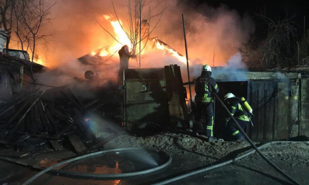 Спасатели больше 4 часов ликвидировали пожар в Подольском районе Киева (фото, видео)