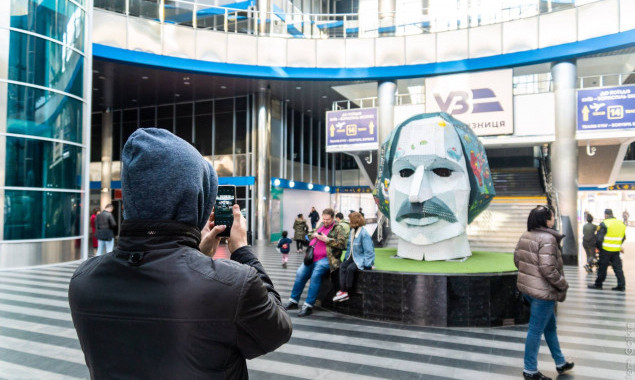На Южном вокзале в Киеве установили инсталляцию в виде головы Гоголя (видео)