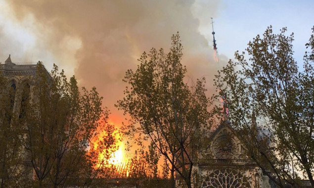 Украинские официальные лица публично отреагировали на пожар в Нотр-Дам де Пари