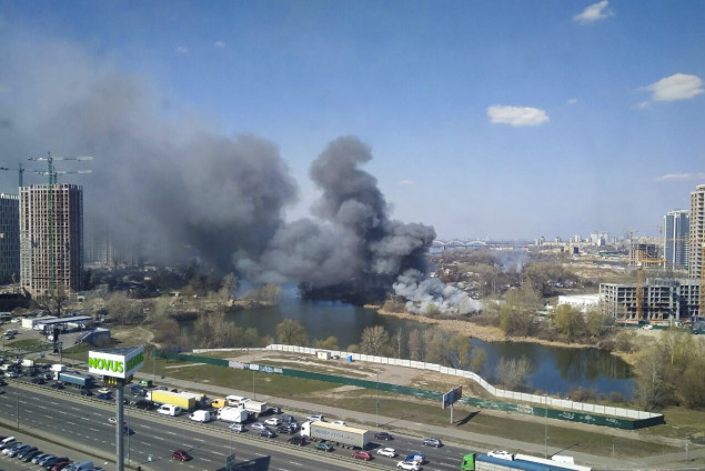 На Осокорках в Киеве произошел масштабный пожар (фото, видео)