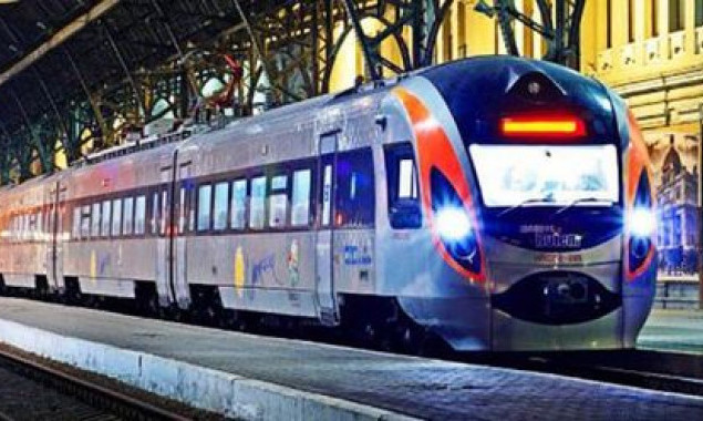 “Укрзализныця” назначила еще три дополнительных поезда из Киева в Ивано-Франковск, Херсон и Хмельницкий (список)