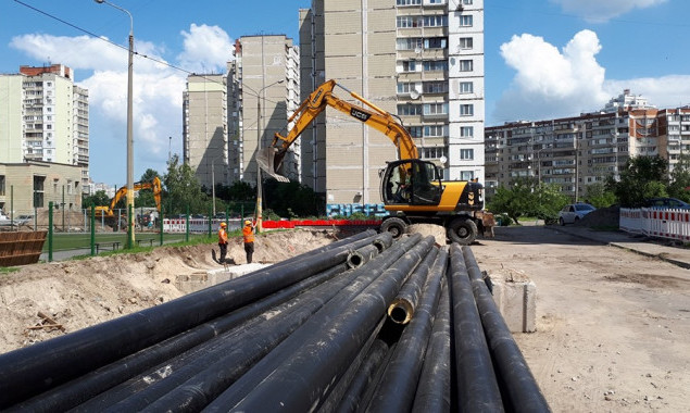 “Киевтеплоэнерго” меняет более километра трубопровода на улице Бальзака (фото)
