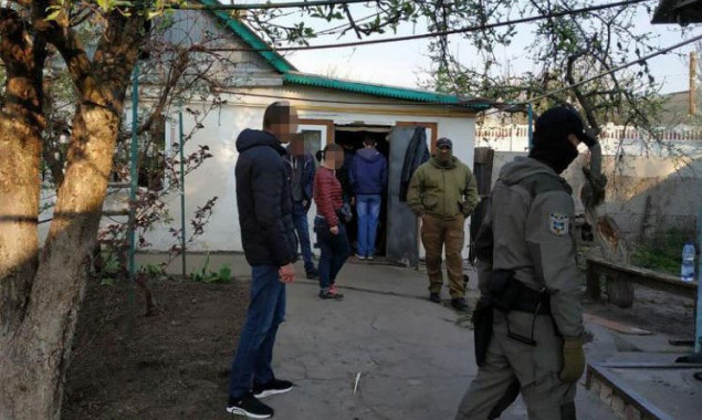 На Киевщине задержали похитителей, которые более года удерживали заложника в арендованном доме (фото, видео)