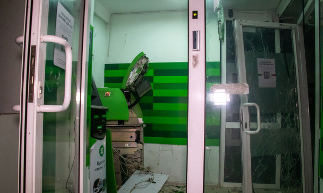 Ночью в Киеве на Лесном массиве в отделении “ПриватБанка” взорвали банкомат (фото, видео)
